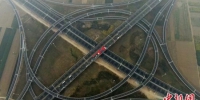 5月14日，航拍北京至雄安高速公路(河北段)建设现场。中新社记者 韩冰 摄 - 中国新闻社河北分社