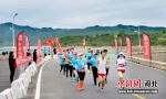 辛科安在奔跑途中。 承德市马拉松协会供图 - 中国新闻社河北分社