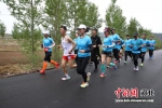 辛科安在奔跑途中。 承德市马拉松协会供图 - 中国新闻社河北分社
