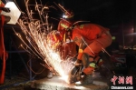 图为消防指战员对钢筋混凝土进行切割。　 张浩楠 摄 - 中国新闻社河北分社