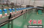 图为汇源集团顺平工厂的桃汁生产线。　受访者供图 - 中国新闻社河北分社