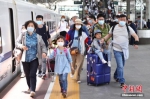 资料图： 江苏省南京市，旅客在南京火车站出行。 　 中新社记者 泱波 摄 - 中国新闻社河北分社