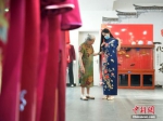 石家庄86岁“旗袍奶奶：制作传统旗袍50多年 守护传统手工艺 - 中国新闻社河北分社