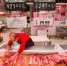 资料图：超市工作人员整理待售猪肉。中新社记者 张云 摄 - 中国新闻社河北分社