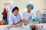 资料图：医护人员照看刚出生的婴儿 　孙莹 摄 - 中国新闻社河北分社