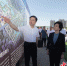 贾瑞生(左一)向保定市委副书记、代市长闫继红(左二)介绍华侨城“未来创想城”项目情况。 李明 摄 - 中国新闻社河北分社