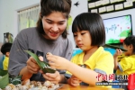 平乡县直一幼孩子在老师指导下包粽子。 梁玉洁 摄 - 中国新闻社河北分社