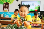 平乡县直一幼孩子在展示亲手包的粽子 梁玉洁 摄 - 中国新闻社河北分社