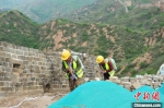 施工人员在背施工材料 张桂芹 摄 - 中国新闻社河北分社