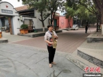 62岁的郭玉管街头吹萨克斯。　王鹏 摄 - 中国新闻社河北分社