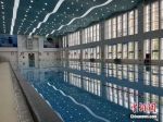 白沙村体育馆内的成人游泳馆，体育馆内还有儿童游泳馆。中新网记者 吴涛 摄 - 中国新闻社河北分社
