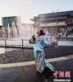 一名女子身着传统服饰翩翩起舞 张桂芹 摄 - 中国新闻社河北分社