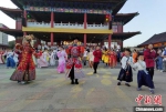 国风爱好者和游客一起跳舞 张桂芹 摄 - 中国新闻社河北分社