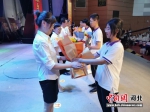 毕业生代表向老师献花。 王鹏 摄 - 中国新闻社河北分社