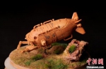 图为“蛟龙号”载人潜水器核雕作品。　武峰 摄 - 中国新闻社河北分社