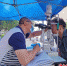 志愿者为衡水市民免费检测眼睛。 王鹏 摄 - 中国新闻社河北分社