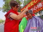 志愿者为衡水市民免费理发。 王鹏 摄 - 中国新闻社河北分社