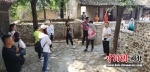 游客在山南村抗战旧址参观。 徐巧明 摄 - 中国新闻社河北分社