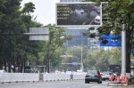资料图：昆明街头的电子屏曝光不礼让斑马线车辆。中新社记者 任东 摄 - 中国新闻社河北分社