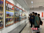 与会人员参观书法美术摄影主题作品展。 王鹏 摄 - 中国新闻社河北分社