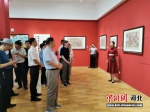 与会人员参观红色主题年画展。 王鹏 摄 - 中国新闻社河北分社