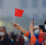 资料图：人们在北京天安门广场观看升旗仪式。中新社记者 杜洋 摄 - 中国新闻社河北分社