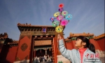 资料图：一名小朋友在故宫内玩耍。中新社记者 杜洋 摄 - 中国新闻社河北分社