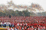 资料图：7月1日上午，庆祝中国共产党成立100周年大会在北京天安门广场隆重举行。图为庆祝大会现场放飞气球。中新社记者 韩海丹 摄 - 中国新闻社河北分社