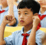 图为孩子们学习防溺水手指舞。　程学虎 摄 - 中国新闻社河北分社