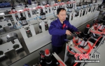 阜城县天晟纸管机械有限公司机械组装车间工人正在调试设备。 供图 - 中国新闻社河北分社