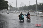 北京大部地区出现暴雨，早高峰受到影响。图为雨中的西直门地区。 图片来源：视觉中国 - 中国新闻社河北分社