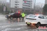 图为保定市公安交警在大雨中疏导交通。　保定市交警支队供图 - 中国新闻社河北分社