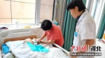 医护团队为失能老人进行检查。 马景训 摄 - 中国新闻社河北分社
