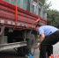 执法人员正在检测车辆尾气。 刘杨 摄 - 中国新闻社河北分社