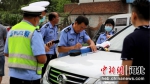执法人员对超标违规车辆进行现场处罚。 刘杨 摄 - 中国新闻社河北分社
