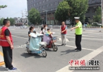 志愿者协助交警劝导不文明交通行为。 张明月 摄 - 中国新闻社河北分社