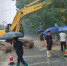 图为邱县政府工作人员冒雨排除险情。　霍飞飞 摄 - 中国新闻社河北分社