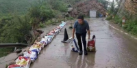 暴雨间歇期间，磁县一线防洪人员紧急处置险情。　齐雄 摄 - 中国新闻社河北分社