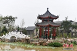 图为7月21日，游客在雄安郊野公园保定展园游玩。 中新社记者 韩冰 摄 - 中国新闻社河北分社