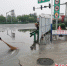 巨鹿县城管局工作人员在排除城市积水。 徐彪 摄 - 中国新闻社河北分社