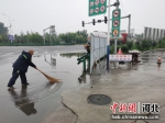 巨鹿县城管局工作人员在排除城市积水。 徐彪 摄 - 中国新闻社河北分社