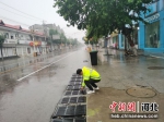 巨鹿县城管局工作人员在处理下水道堵塞问题。 徐彪 摄 - 中国新闻社河北分社