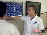 张昊(右)为腕部骨折患者阅片并制定治疗方案。 孙凝 摄 - 中国新闻社河北分社