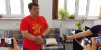 图为河北省跳水队领队单勇在接受采访。　吕子豪 摄 - 中国新闻社河北分社