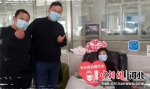 马劭文(中)及其父母均成为无偿献血志愿者。 徐水区委宣传部供图 - 中国新闻社河北分社