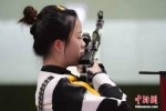 资料图：杨倩在女子10米气步枪资格赛中。中新社记者 杜洋 摄 - 中国新闻社河北分社