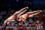 当地时间7月28日，东京奥运会男子双人3米板对决中，中国组合谢思埸/王宗源以467.82分的绝对实力夺冠，帮助中国跳水队将该项目的金牌“失而复得”，这也是中国代表团的第11金。中新社记者 富田 摄 - 中国新闻社河北分社