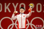 7月28日，在东京奥运会男子举重73公斤级比赛中，中国选手石智勇以抓举166公斤、挺举198公斤、总成绩364公斤的成绩夺得冠军，其中总成绩打破了此前自己保持的世界纪录。这是中国代表团本届奥运会的第12金。中新社记者 韩海丹 摄 - 中国新闻社河北分社