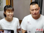 图为李冰洁父母在河北保定家中接受采访。　吕子豪 摄 - 中国新闻社河北分社