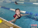 图为幼时李冰洁在泳池图片。　李冰洁父母供图 - 中国新闻社河北分社